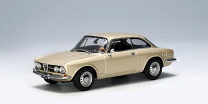 AUTOart Alfa Romeo 1750 GTV in Light Gold