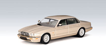 AUTOart Jaguar XJ8 in Gold