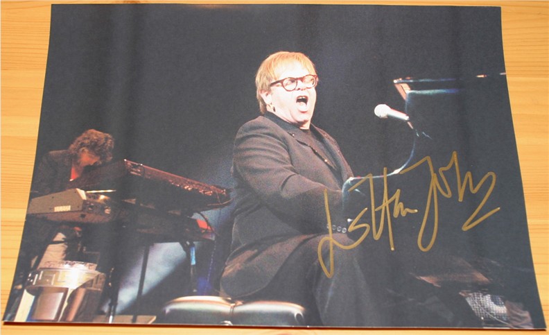 ELTON JOHN HAND SIGNED 10 x 8 INCH PHOTO