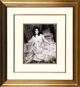 Elizabeth Taylor signed b/w photo