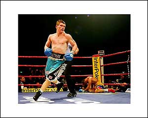 FamousRetail Ricky Hatton unsigned 8x10 photo