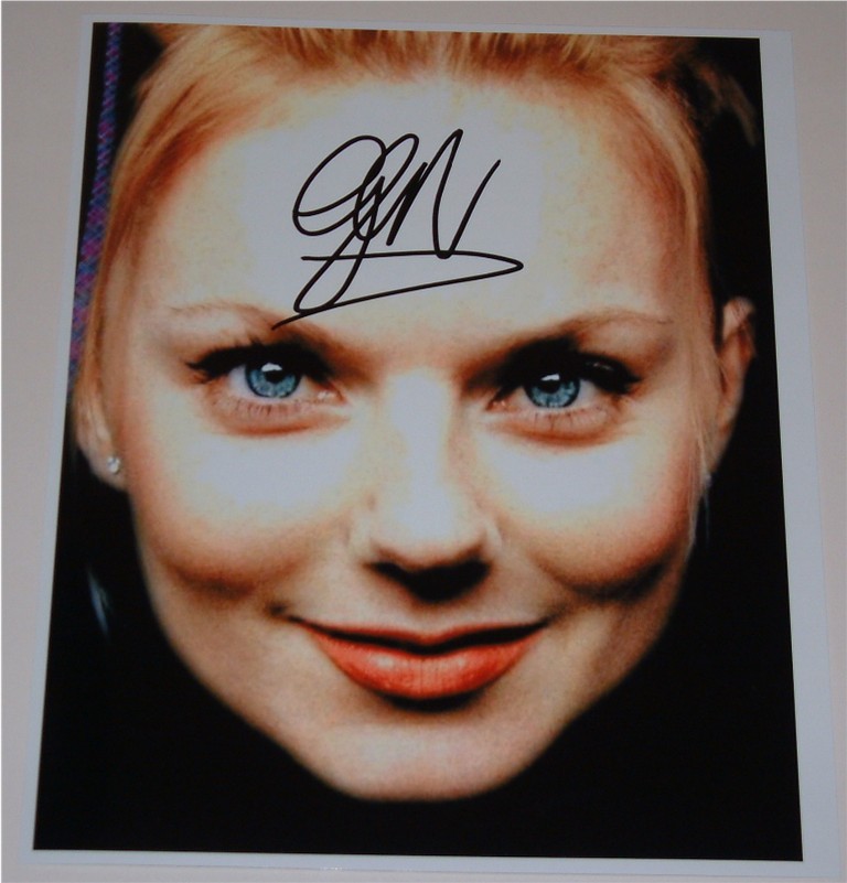 GERI HALLIWELL HAND SIGNED 10 x 8 INCH PHOTO