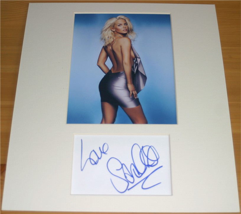 GIRLS ALOUD - SARAH SIGNATURE MOUNTED WITH PHOTO