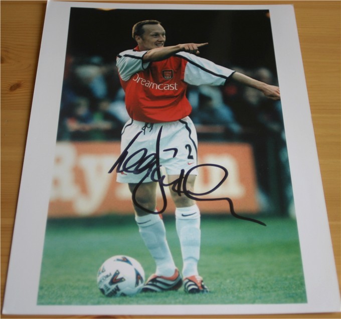 LEE DIXON HAND SIGNED 10 x 8 INCH COLOUR PHOTO