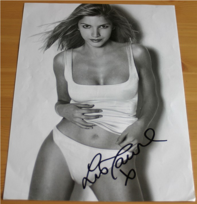 LISA FAULKNER HAND SIGNED A4 B/W MAGAZINE PAGE