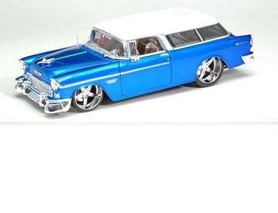 Maisto Diecast Model Chevrolet Nomad (1955) in Metallic Red