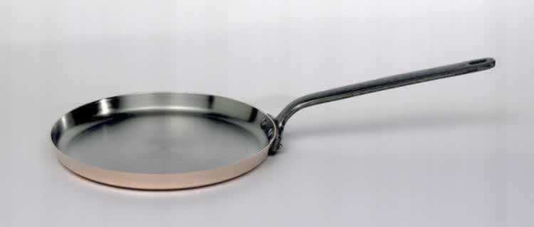 Crepe pan 25cm  cast iron handle.