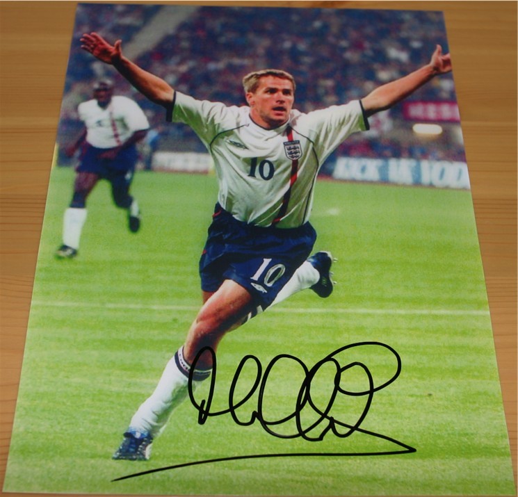 MICHAEL OWEN HAND SIGNED 10 x 8 COLOUR PHOTOGRAPH