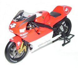 Minichamps 1:12 scale Yamaha 500 2000 - Max Biaggi