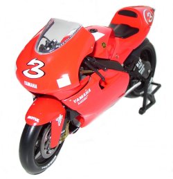 Minichamps 1:12 Scale Yamaha YZR 500 Team Marlboro 2001 - Max Biaggi