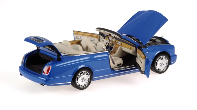 Minichamps Bentley Azure 2006 blue metallic