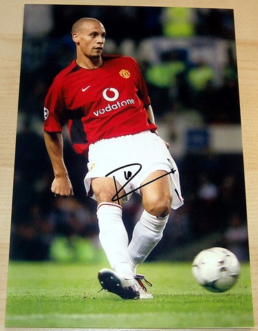 RIO FERDINAND SIGNED 9 x 6 INCH COLOUR PHOTO