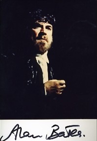 ALAN BATES SIGNED 6 x 4 INCH B/W PHOTOCARD