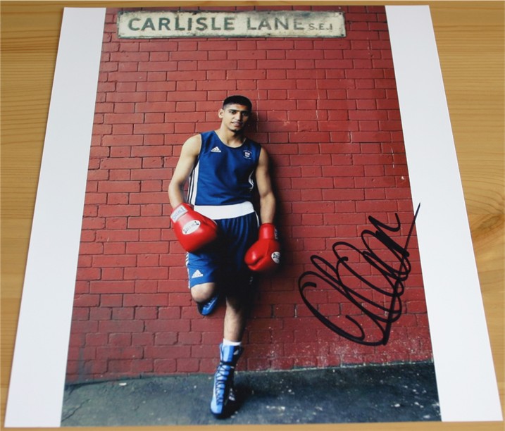 AMIR KHAN HAND SIGNED 10 x 8 INCH COLOUR