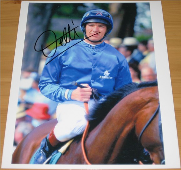 FRANKIE DETTORI SIGNED 10 x 8 PHOTO