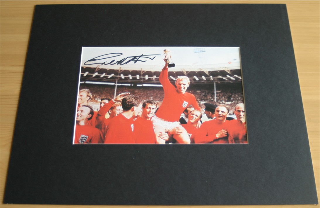 GEOFF HURST SIGNED WORLD CUP 1966 PHOTO -