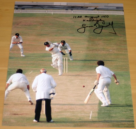 GEOFFREY BOYCOTT SIGNED 10 x 8 INCH PHOTO -