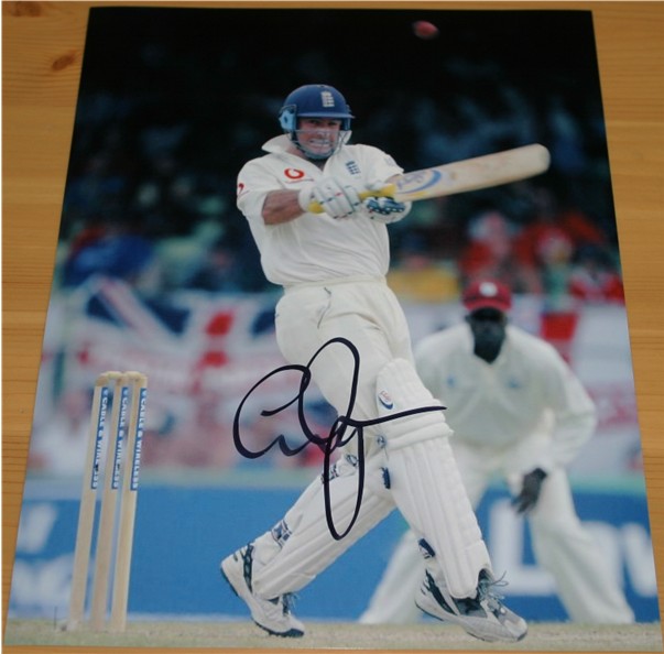 GRAHAM THORPE HAND SIGNED 10 x 8 INCH PHOTO