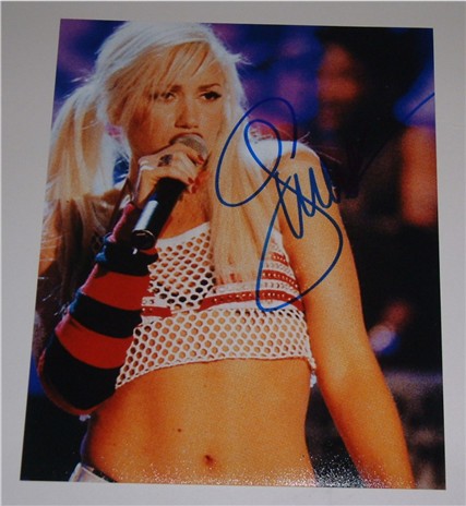 GWEN STEFFANI HAND SIGNED 10 x 8 INCH PHOTO