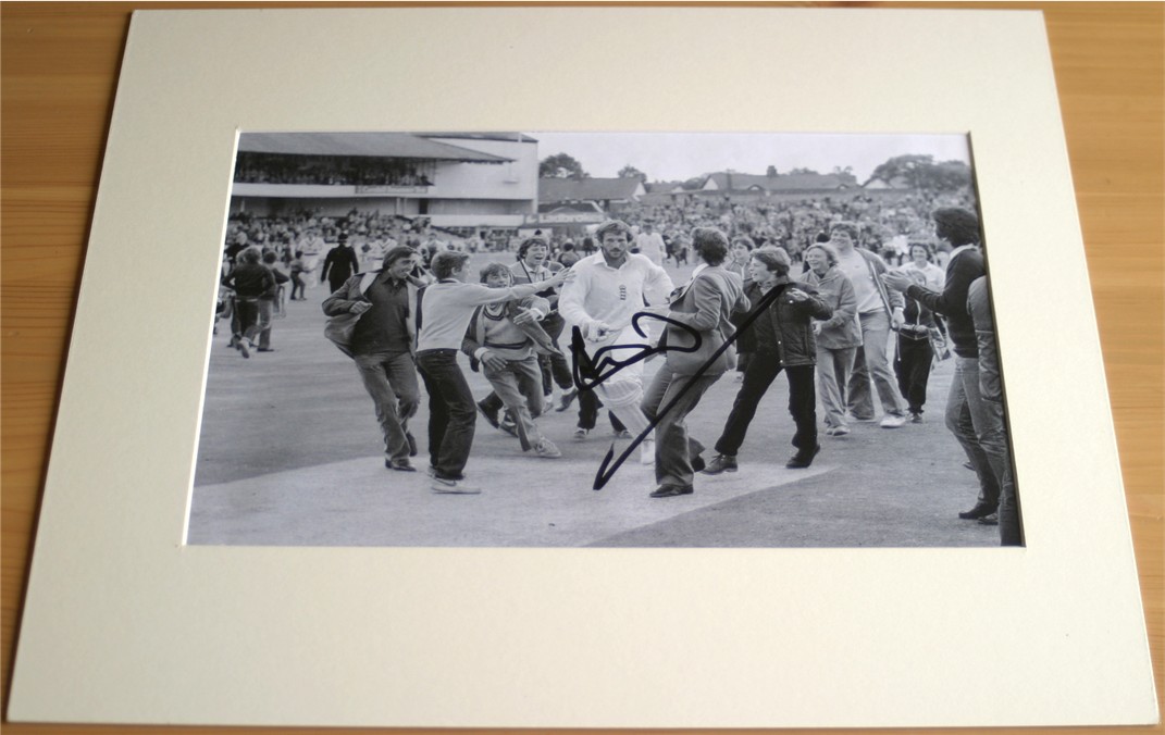 IAN BOTHAM SIGNED HEADINGLEY 1981 PHOTO -