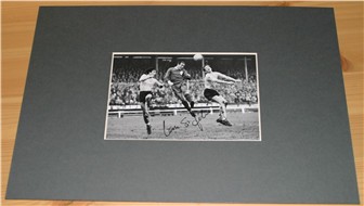 IAN ST JOHN SIGNED PHOTO - MOUNTED 12 x 8