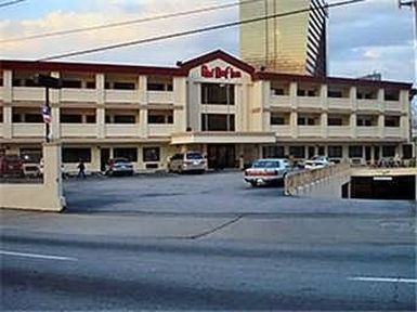 Unbranded Red Roof Inn Atlanta Downtown