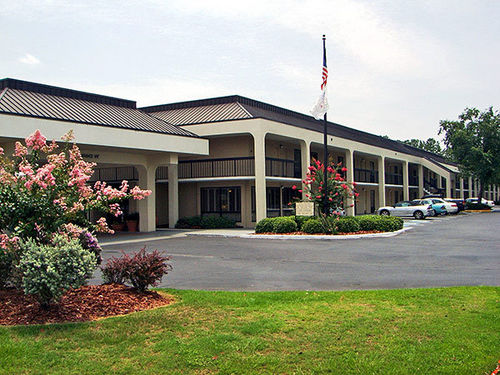 Unbranded Red Roof Inn Savannah - Midtown