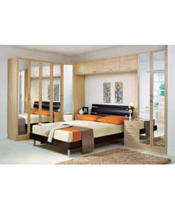 Elmau maple finish. 4 doors with metal handles. Size (H)35.3, (W)228, (D)40cm. Internal dimensions