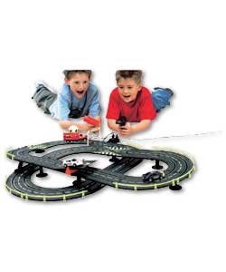 1:43 scale realistic racing action. Includes 2 Por